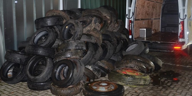 POL-OS: Hilter a.T.W.: Zeuge meldet illegale Altreifenablagerung - 130 Pkw-Reifen in Transporter - Foto: presseportal.de