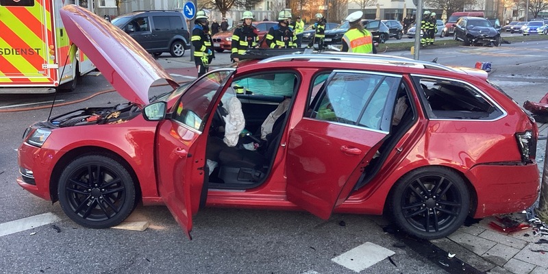FW-M: Kleinkind bei schwerem Verkehrsunfall verstorben(Berg am Laim) - Foto: presseportal.de