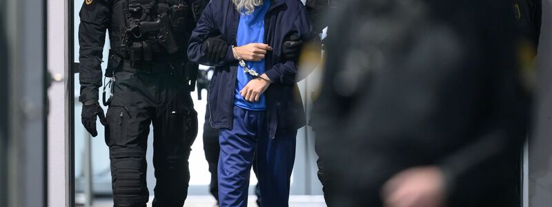 Der Angeklagte Taleb al-Abdulmohsen wird vor Beginn des zweiten Prozesstages in den Gerichtssaal geführt.  - Foto: Hendrik Schmidt/dpa