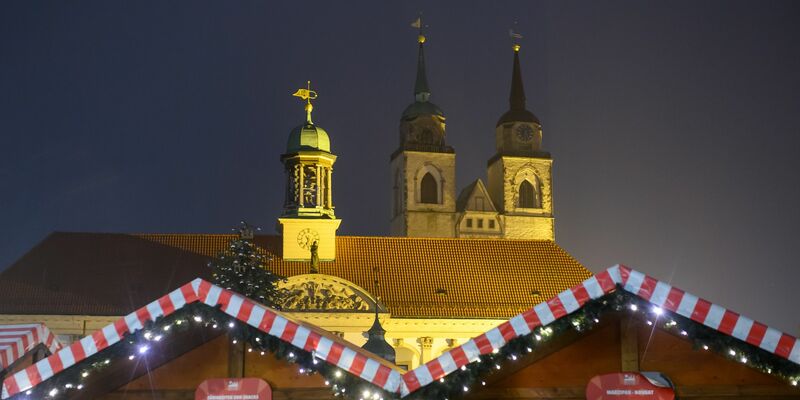 Schon seit Ende Oktober stehen die ersten Buden auf dem Alten Markt vor dem Magdeburger Rathaus. - Foto: Klaus-Dietmar Gabbert/dpa