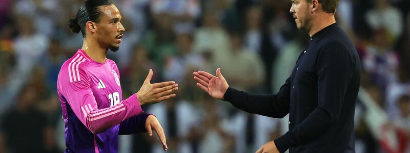 Leroy Sané (l) und Julian Nagelsmann klatschen nach einem Spiel ab. (Archivbild)  - Foto: Christian Charisius/dpa