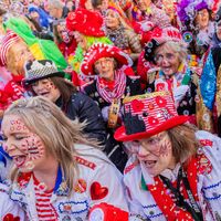 Bei strahlendem Sonnenschein ist in Köln der Beginn der Karnevalszeit gefeiert worden. - Foto: Rolf Vennenbernd/dpa