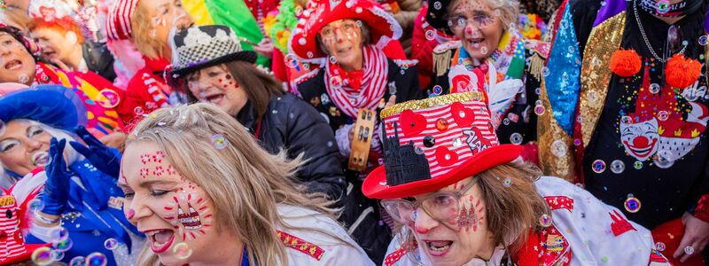 Bei strahlendem Sonnenschein ist in Köln der Beginn der Karnevalszeit gefeiert worden. - Foto: Rolf Vennenbernd/dpa