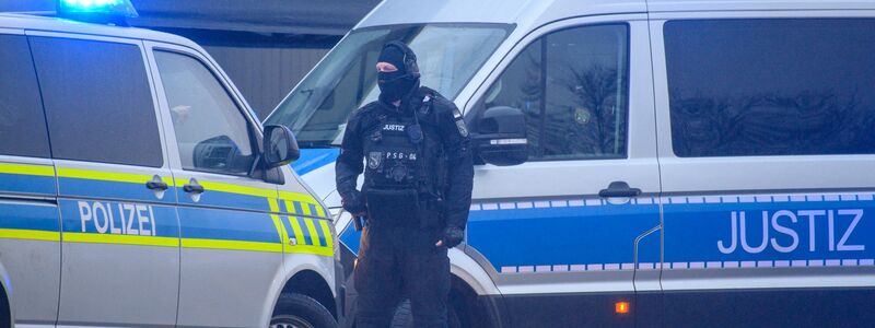 Der Konvoi mit Taleb al-Abdulmohsen fährt vor das temporäre Gerichtsgebäude in Magdeburg. - Foto: Klaus-Dietmar Gabbert/dpa