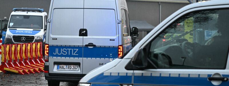 Der Attentäter vom Magdeburger Weihnachtsmarkt kommt am temporären Gerichtsgebäudes an. - Foto: Hendrik Schmidt/dpa