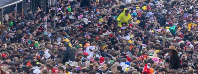 Das Zülpicher Viertel in Köln war schnell wieder prall gefüllt mit Menschen.  - Foto: Thomas Banneyer/dpa