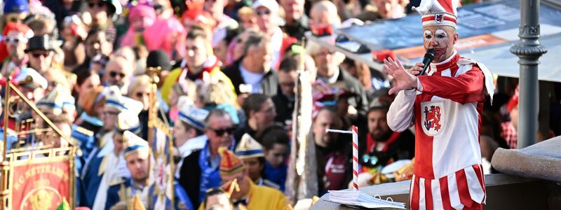 In Düsseldorf erwachte um 11.11 Uhr der Hoppeditz zum Leben. - Foto: Federico Gambarini/dpa