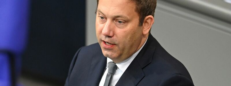 Arbeitsministerin Bärbel Bas (SPD) will bei der Rente nicht kleinbeigeben. (Archivfoto) - Foto: Elisa Schu/dpa