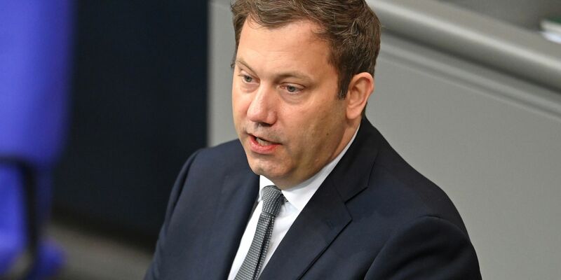 SPD-Chef Lars Klingbeil glaubt an eine zeitnahe Einigung im Streit über einen neuen Wehrdienst. (Archivbild)  - Foto: Elisa Schu/dpa