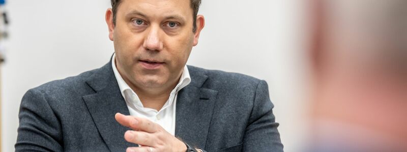 Der Vizekanzler reist als erster Minister der schwarz-roten Bundesregierung nach Peking. (Archivbild) - Foto: Michael Kappeler/dpa