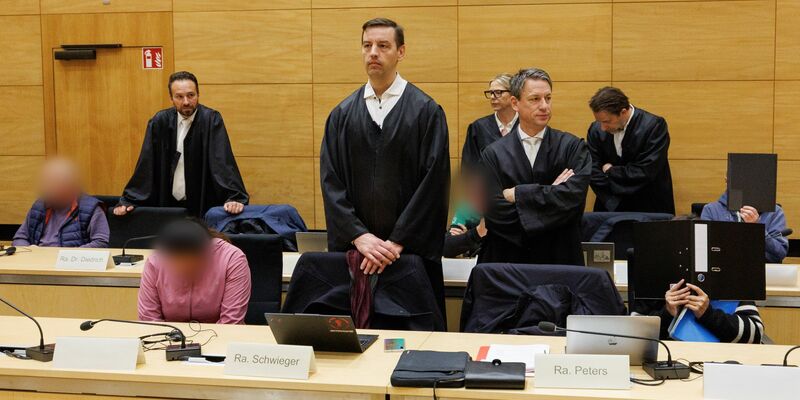 Prozesstart um das Schleusen von Prostituierten aus Thailand nach Deutschland: Die Angeklagten sitzen im Landgericht Bielefeld neben ihren Verteidigern. - Foto: Friso Gentsch/dpa