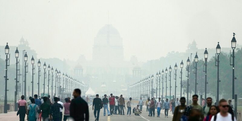 Menschen auf einer in Smog gehüllten Straße in Neu Delhi. (Archivbild) - Foto: Manish Swarup/AP/dpa
