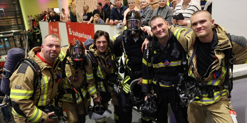 FW Bremerhaven: Feuerwehr Bremerhaven überzeugt beim 1. Blaulichtlauf im Klimahaus Bremerhaven - Foto: presseportal.de