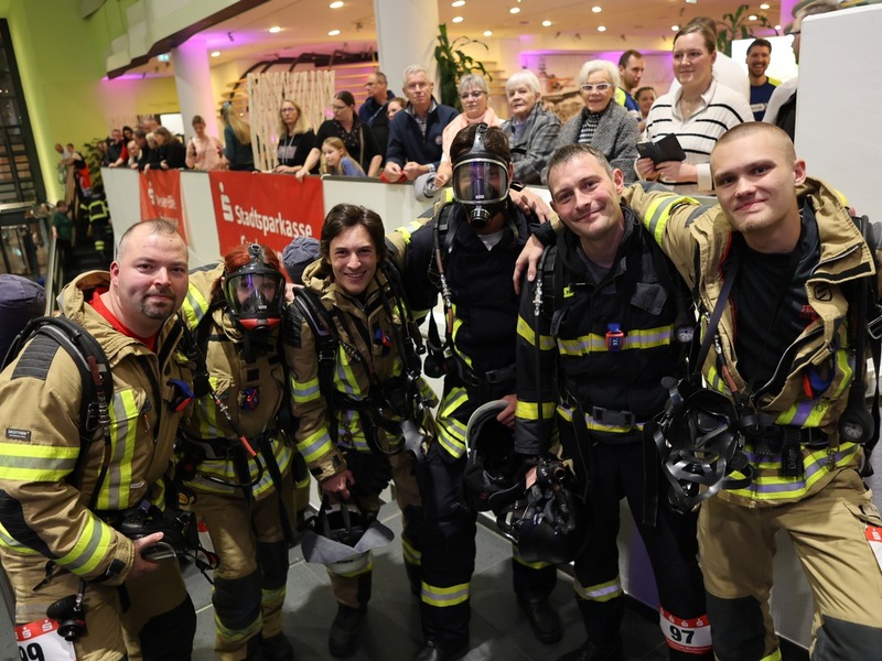 FW Bremerhaven: Feuerwehr Bremerhaven überzeugt beim 1. Blaulichtlauf im Klimahaus Bremerhaven - Foto: presseportal.de