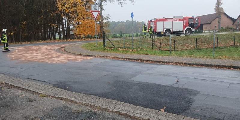 FFW Bergen: 400m Ölspur auf der B3 im Offen - Foto: presseportal.de