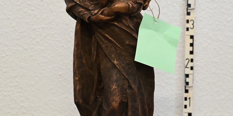 POL-KLE: Emmerich am Rhein - Bronzefigur in Waldstück gefunden / Polizei sucht Besitzer - Foto: presseportal.de
