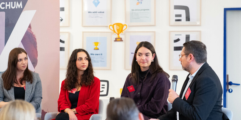 Foto 01: IM DIALOG - Foto: Michael Stifter über pressetext.de