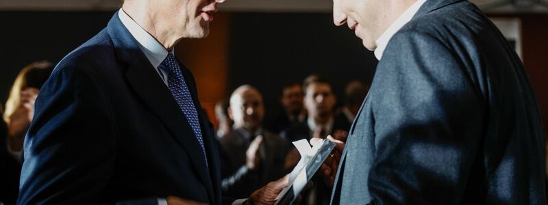 Auch Ehefrau Charlotte Merz kam zum Geburtstagsempfang. - Foto: Tobias Koch/CDU/CSU-Fraktion im Deutschen Bundestag/dpa