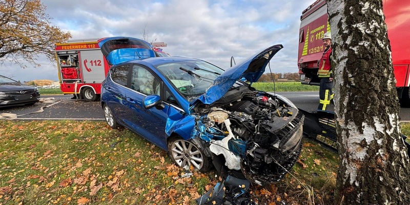 FFW Bergen: Auslaufende Betriebsstoffe nach Unfall auf der B3 - Foto: presseportal.de