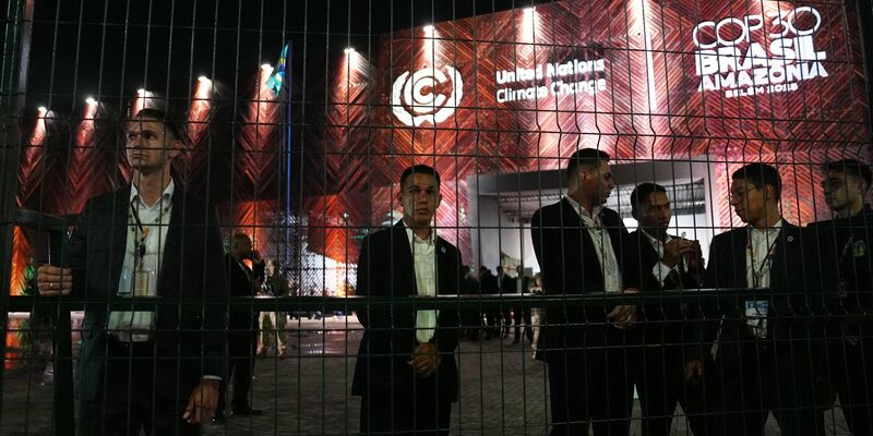 Die Klimakonferenz läuft bereits seit zwei Wochen - und trotzdem brauchen die Verhandelnden noch mehr Zeit.  - Foto: Joshua A. Bickel/AP/dpa