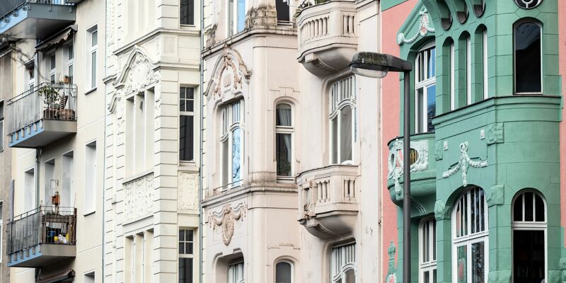 Der Bundesfinanzhof in München verhandelt drei Klagen gegen die Grundsteuer-Reform. (Symbolbild) - Foto: Federico Gambarini/dpa/dpa-tmn