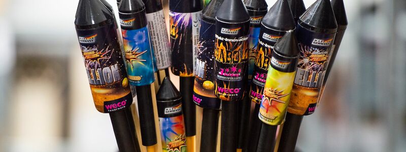 Auf das klassische Silvesterfeuerwerk verzichten die meisten Deutschen laut einer Umfrage. (Symbolbild) - Foto: Christophe Gateau/dpa