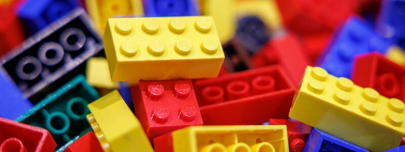 Nicht nur Kinder spielen mit Lego. - Foto: Daniel Karmann/dpa