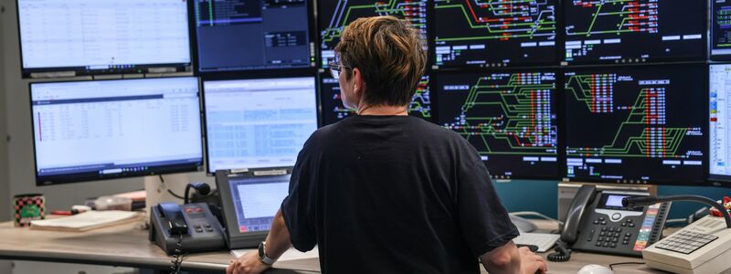 Mit Bildschirmen und Tastatur werden die Zugfahrten in einem modernen elektronischen Stellwerk gesteuert. (Archivbild) - Foto: Oliver Berg/dpa