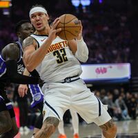 Das war nichts: Dennis Schröder (l) verlor mit Sacramento auch gegen die Denver Nuggets um Aaron Gordon. - Foto: Randall Benton/AP/dpa