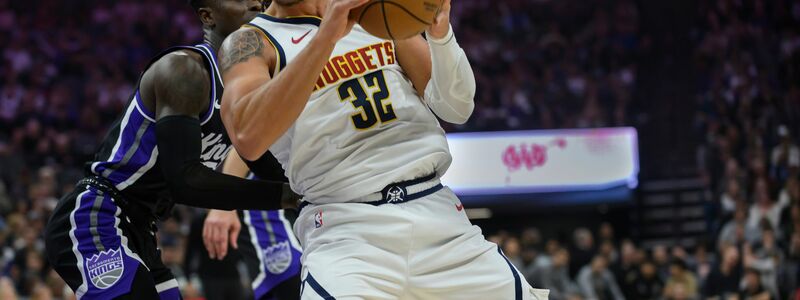 Das war nichts: Dennis Schröder (l) verlor mit Sacramento auch gegen die Denver Nuggets um Aaron Gordon. - Foto: Randall Benton/AP/dpa