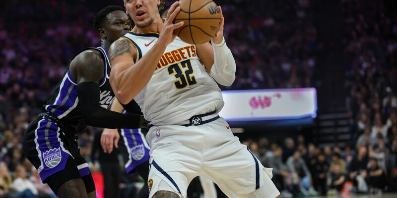 Das war nichts: Dennis Schröder (l) verlor mit Sacramento auch gegen die Denver Nuggets um Aaron Gordon. - Foto: Randall Benton/AP/dpa