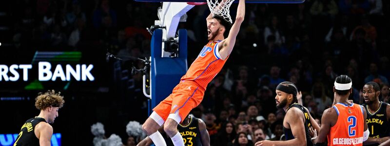 Neun Versuche, neun Treffer: Chet Holmgren (Mitte) war gegen die Warriors nicht zu stoppen. - Foto: Gerald Leong/AP/dpa