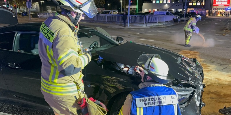 FW Weinheim: Verkehrsunfall am Abend auf der Mannheimer Straße - Foto: presseportal.de