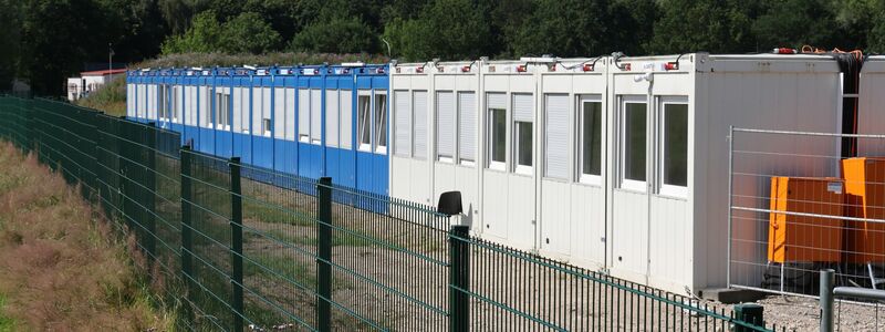 Einige Kommunen nutzen Container nur als Notfallmaßnahme zur Unterbringung von Asylbewerbern, andere auch länger. (Archivbild) - Foto: Bernd Wüstneck/dpa