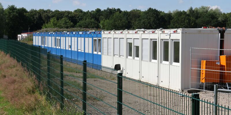 Einige Kommunen nutzen Container nur als Notfallmaßnahme zur Unterbringung von Asylbewerbern, andere auch länger. (Archivbild) - Foto: Bernd Wüstneck/dpa