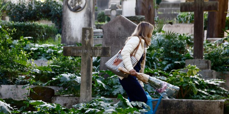 Sechs Beschäftigte des Mailänder Bestattungsamtes sollen Schmuck von Leichen entwendet haben. (Archivbild) - Foto: Cecilia Fabiano/LaPresse/AP/dpa