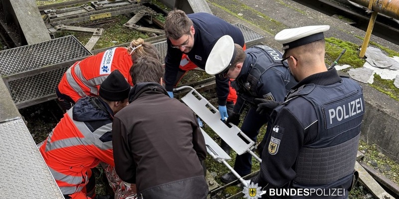 Bundespolizeidirektion München: Rettungseinsatz nach Gleissturz - Foto: presseportal.de