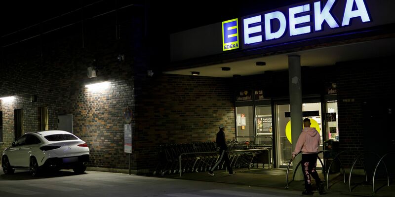 Edeka ist größter Lebensmittelhändler in Deutschland. - Foto: Julius-Christian Schreiner/dpa