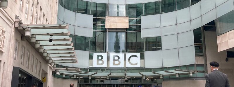 Die britische Rundfunkanstalt BBC steckt in einer Krise. (Archivbild) - Foto: Christoph Meyer/dpa