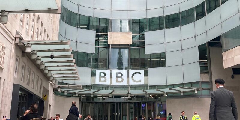 Die britische Rundfunkanstalt BBC steckt in einer Krise. (Archivbild) - Foto: Christoph Meyer/dpa