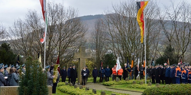 FF Olsberg: Gedenkfeier zum Volkstrauertag in Bigge-Olsberg - Foto: presseportal.de