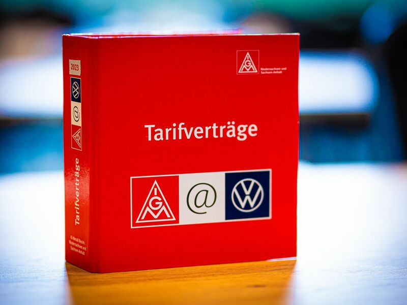 Die Tarifparteien bei VW wollen in den kommenden Monaten ein neues Entgeltsystem verhandeln. - Foto: Moritz Frankenberg/dpa