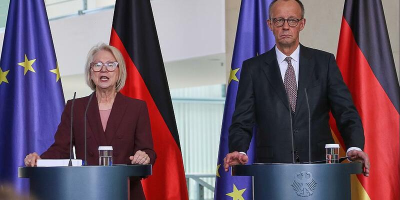 Monika Schnitzer und Friedrich Merz am 12.11.2025 - Foto: über dts Nachrichtenagentur