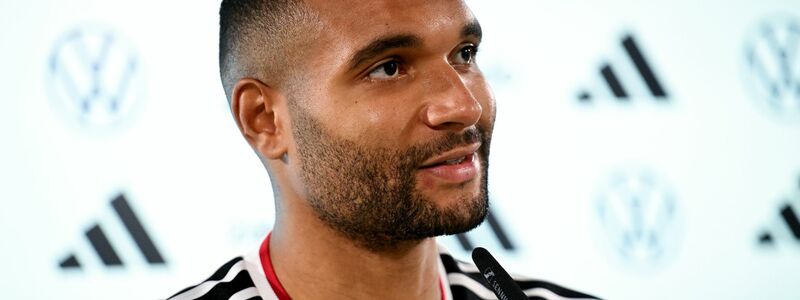 Schwungvoll betritt Tah das DFB-Podium.  - Foto: Julian Stratenschulte/dpa