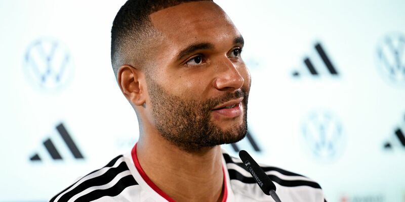 Jonathan Tah hat über besondere Herausforderungen für zwei junge Nationalteamkollegen gesprochen. - Foto: Julian Stratenschulte/dpa