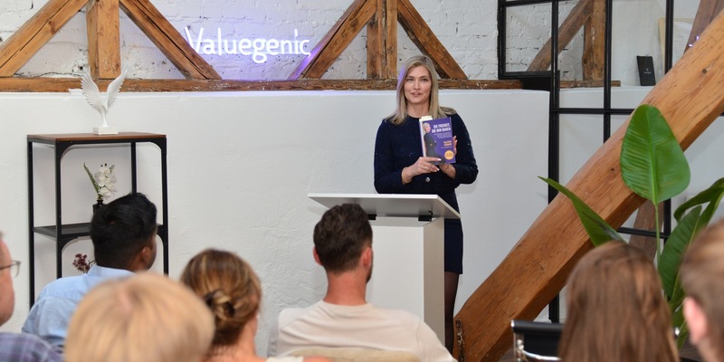 Valeria Hübner präsentiert ihr neues Buch „Die Freiheit, die wir bauen“ auf dem Innovationskongress in Mainz - Foto: presseportal.de