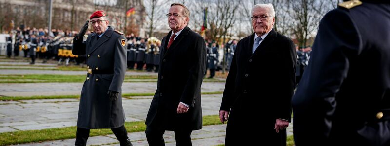 Auch Verteidigungsminister Boris Pistorius sprach zu den Rekrutinnen und Rekruten. - Foto: Kay Nietfeld/dpa