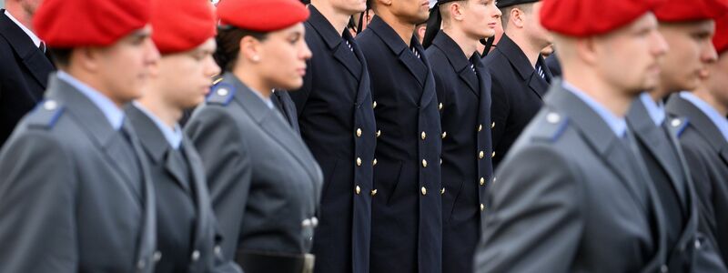 280 Rekrutinnen und Rekruten gelobten, «der Bundesrepublik Deutschland treu zu dienen und das Recht und die Freiheit des deutschen Volkes tapfer zu verteidigen». - Foto: Bernd von Jutrczenka/dpa