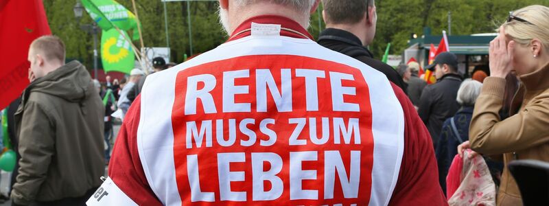 Ein Demonstrant auf einer früheren DGB-Demo. (Archivbild) - Foto: picture alliance / Stephanie Pilick/dpa