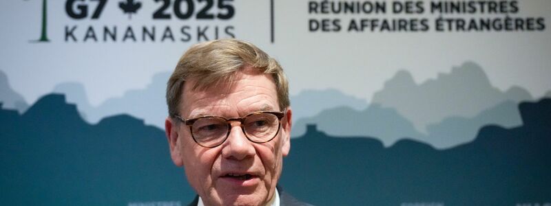 Außenminister Johann Wadephul (M., CDU), spricht am Rande des Außenministertreffens der G7-Runde wirtschaftsstarker Demokratien in Kanada mit der EU-Außenbeauftragten Kaja Kallas und dem französischen Außenminister Jean-Noël Barrot. - Foto: Soeren Stache/dpa